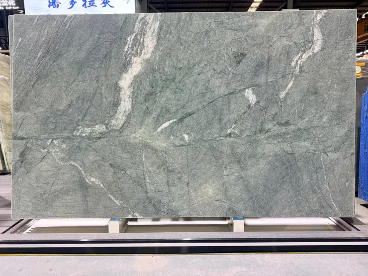 Del Mare Quartzite — Slab photograph · Catalogue p. 10