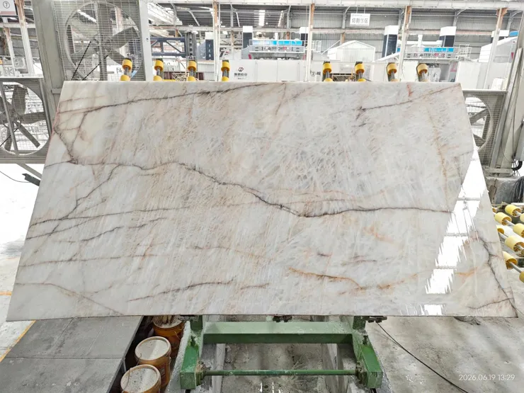 Cristallo Quartzite — Slab photograph · Catalogue p. 16